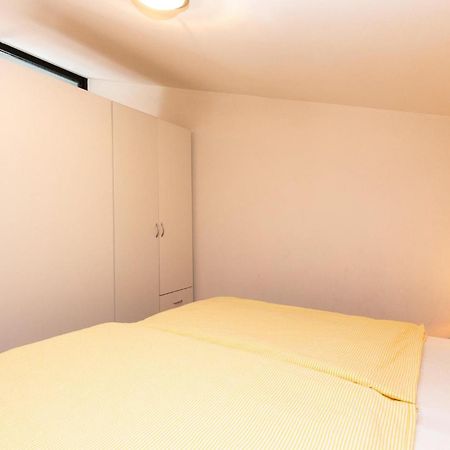 1 Bedroom Cozy Apartment In جادرانوفو المظهر الخارجي الصورة