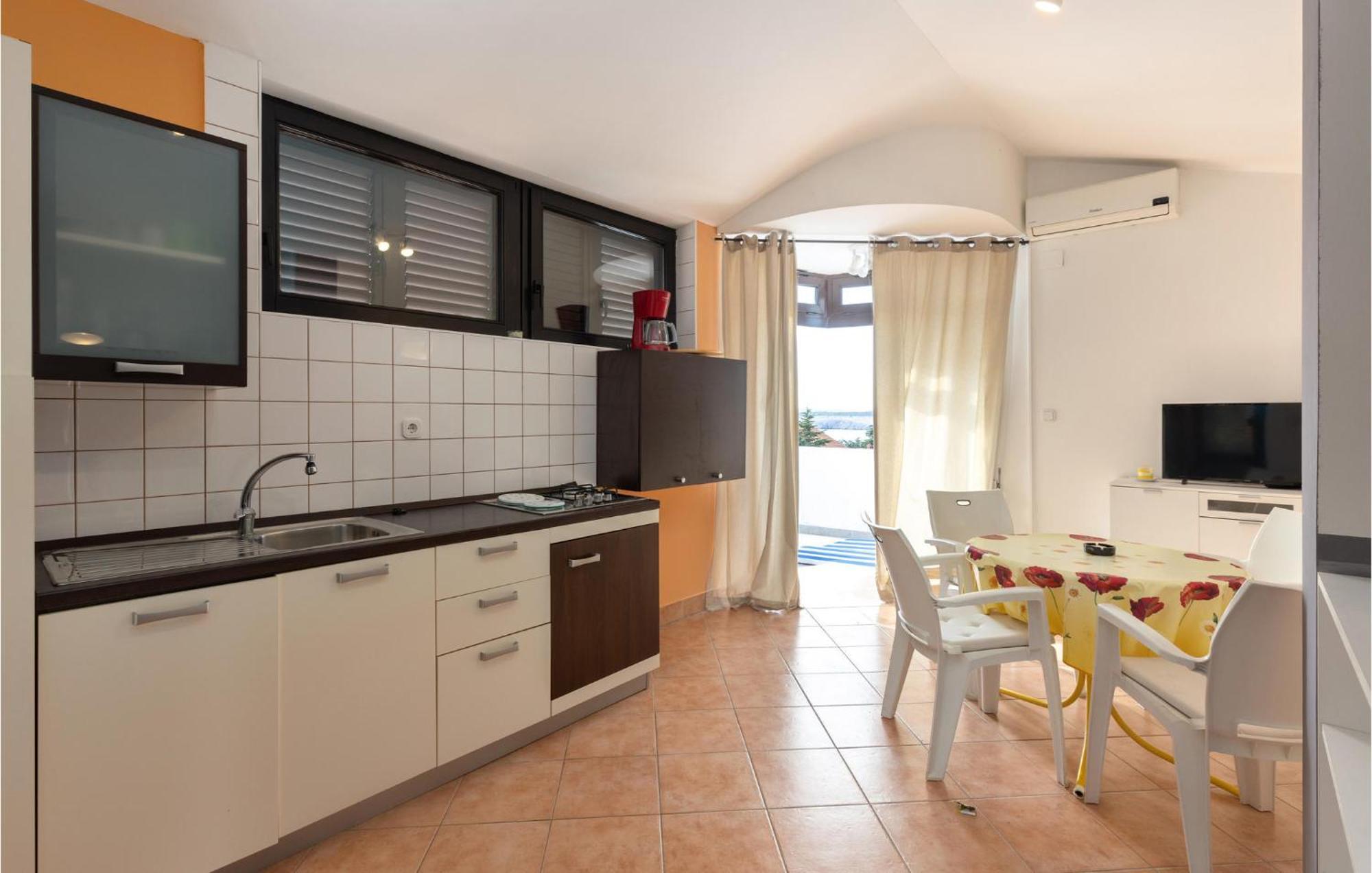 1 Bedroom Cozy Apartment In جادرانوفو المظهر الخارجي الصورة