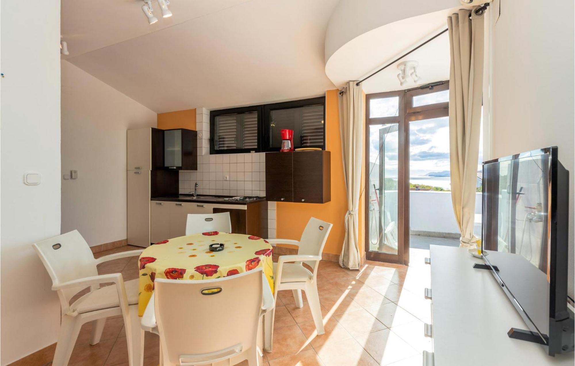 1 Bedroom Cozy Apartment In جادرانوفو المظهر الخارجي الصورة