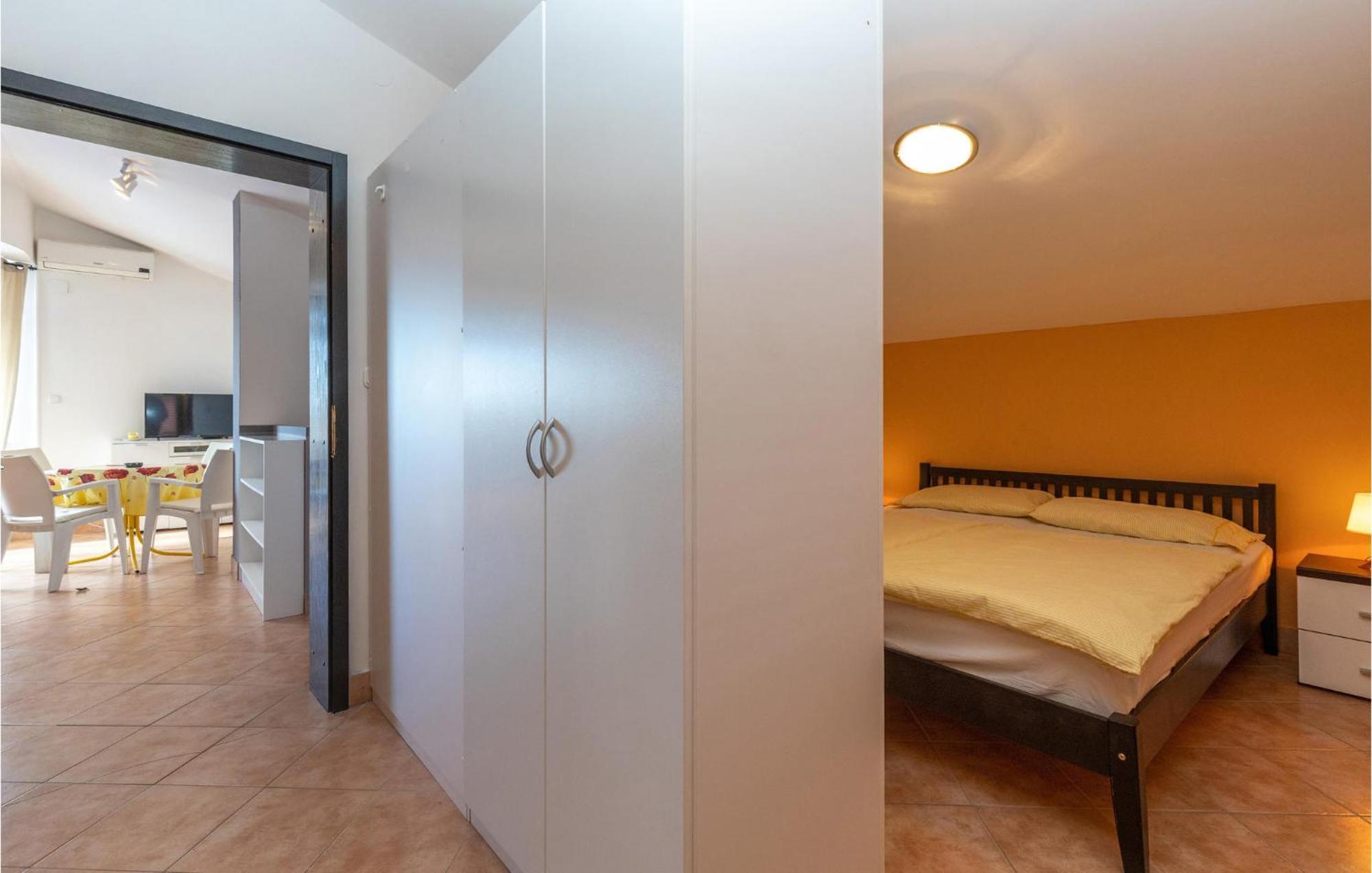 1 Bedroom Cozy Apartment In جادرانوفو المظهر الخارجي الصورة
