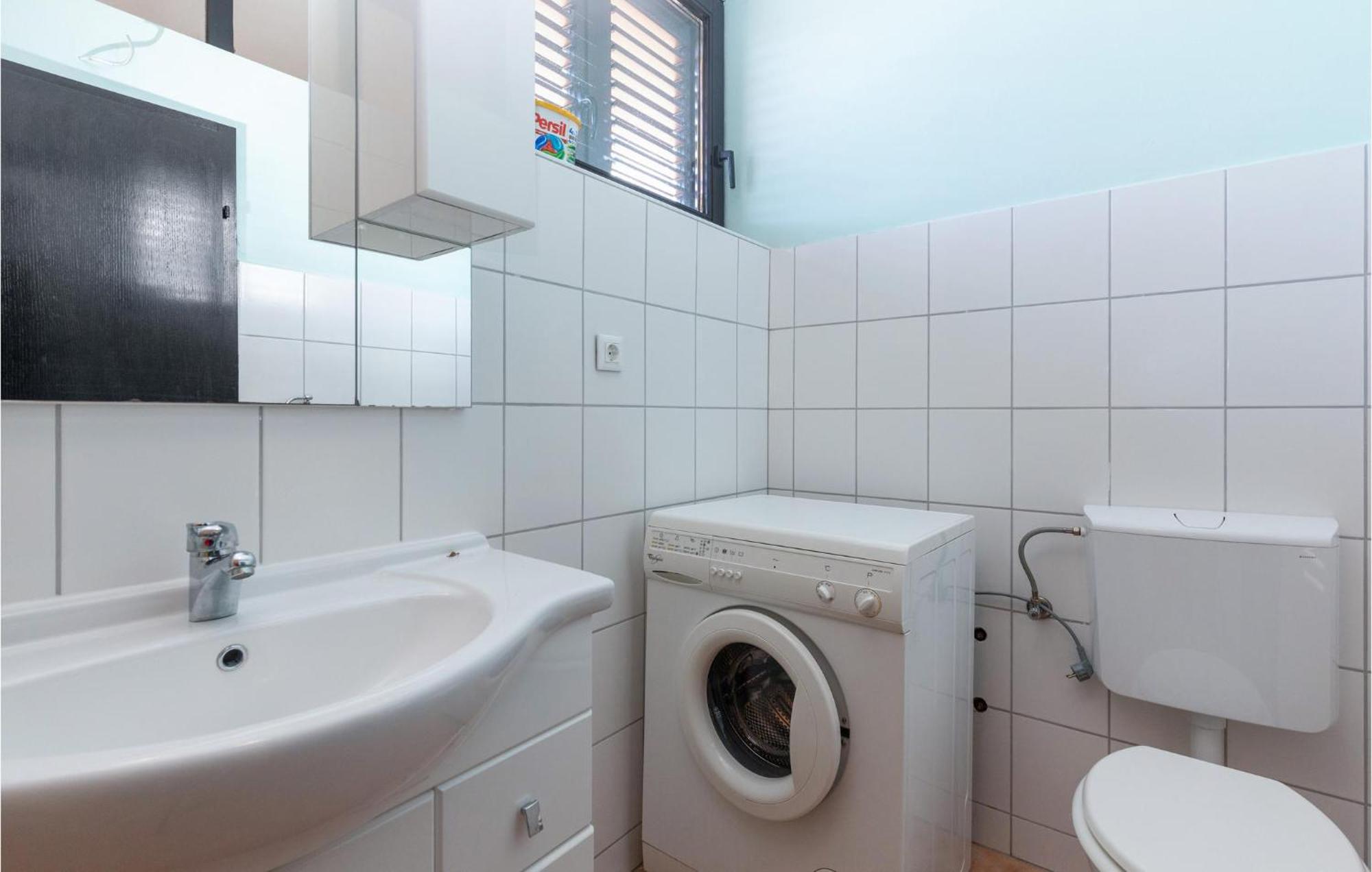 1 Bedroom Cozy Apartment In جادرانوفو المظهر الخارجي الصورة