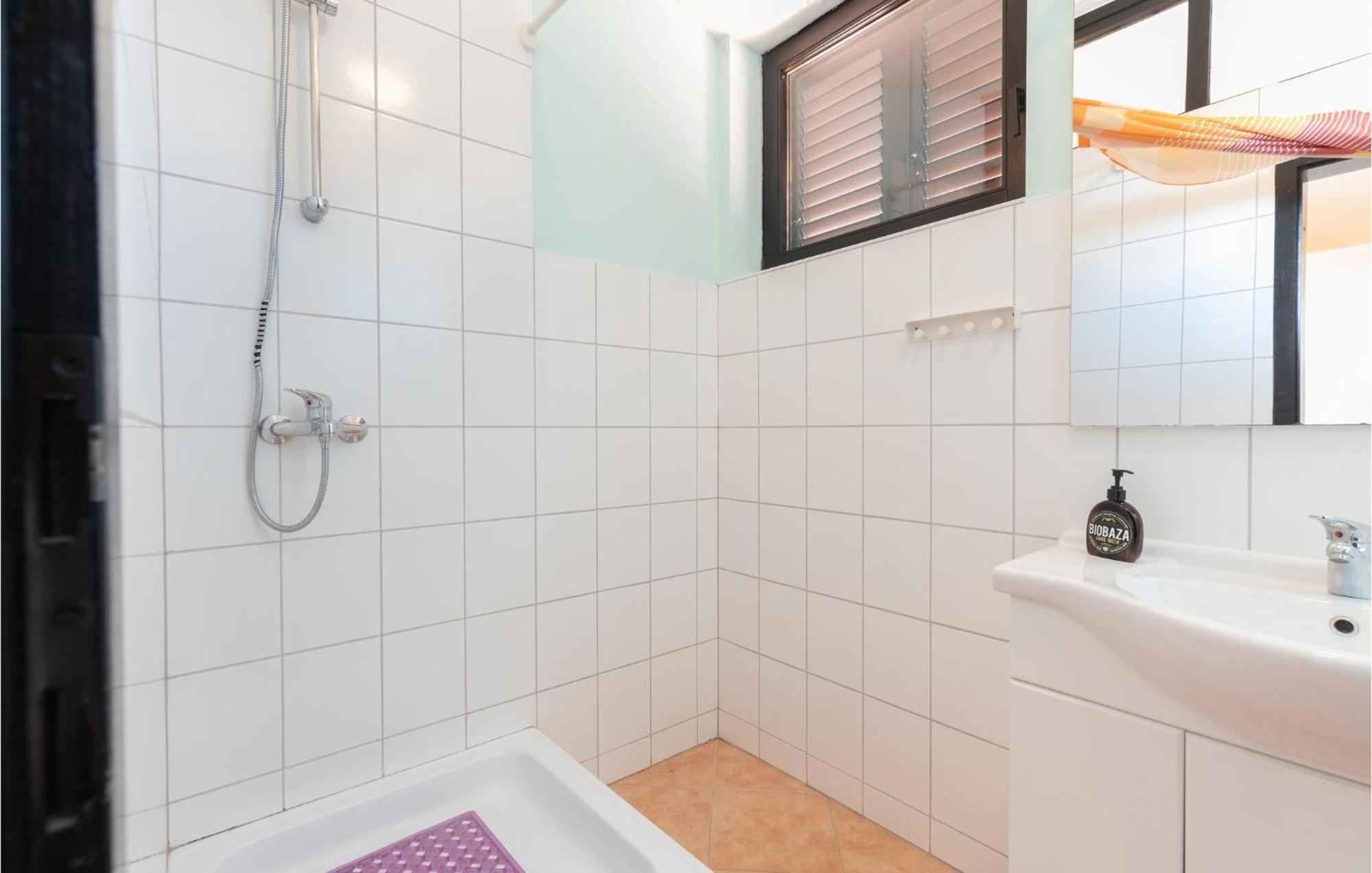 1 Bedroom Cozy Apartment In جادرانوفو المظهر الخارجي الصورة
