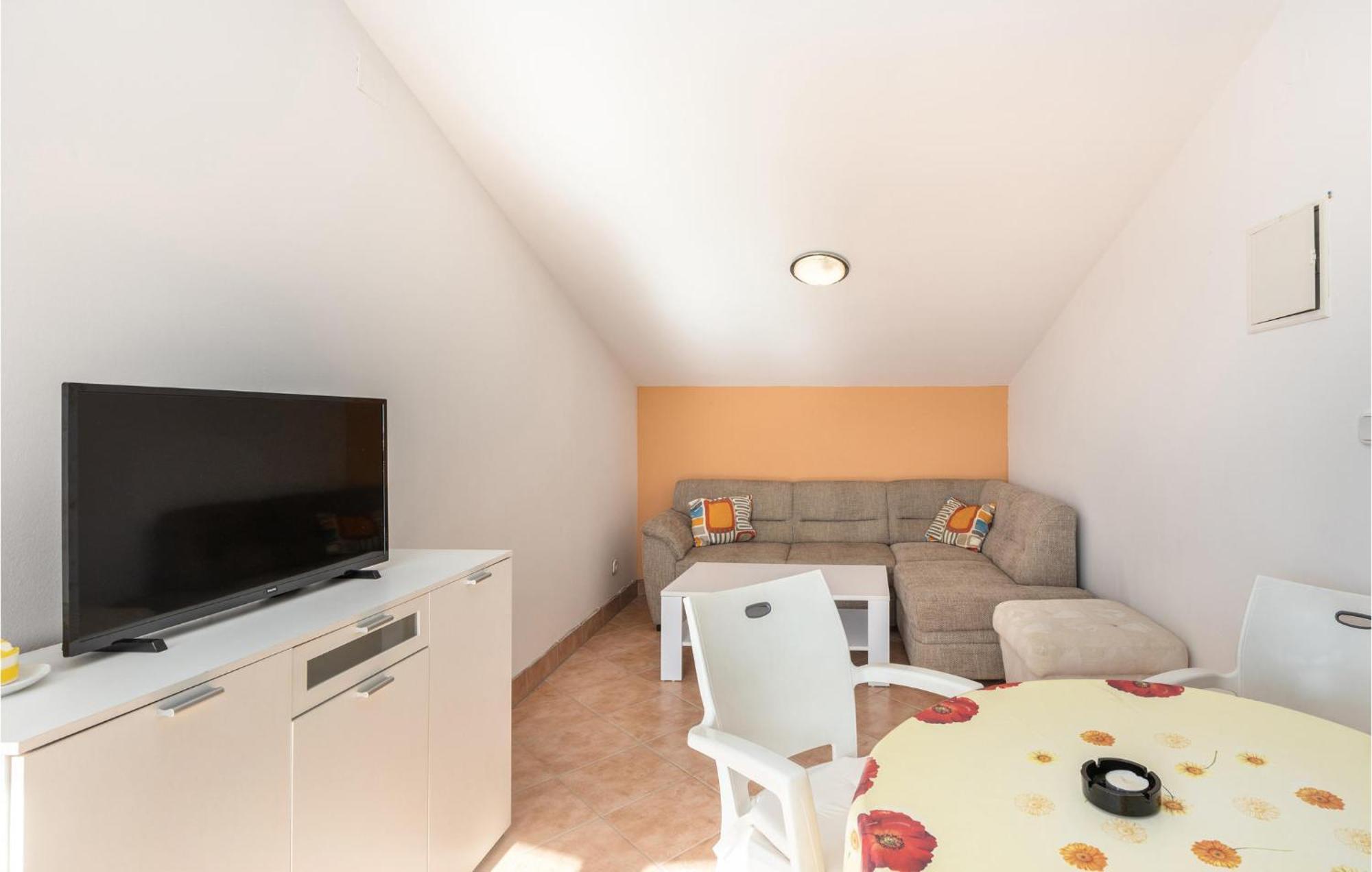 1 Bedroom Cozy Apartment In جادرانوفو المظهر الخارجي الصورة